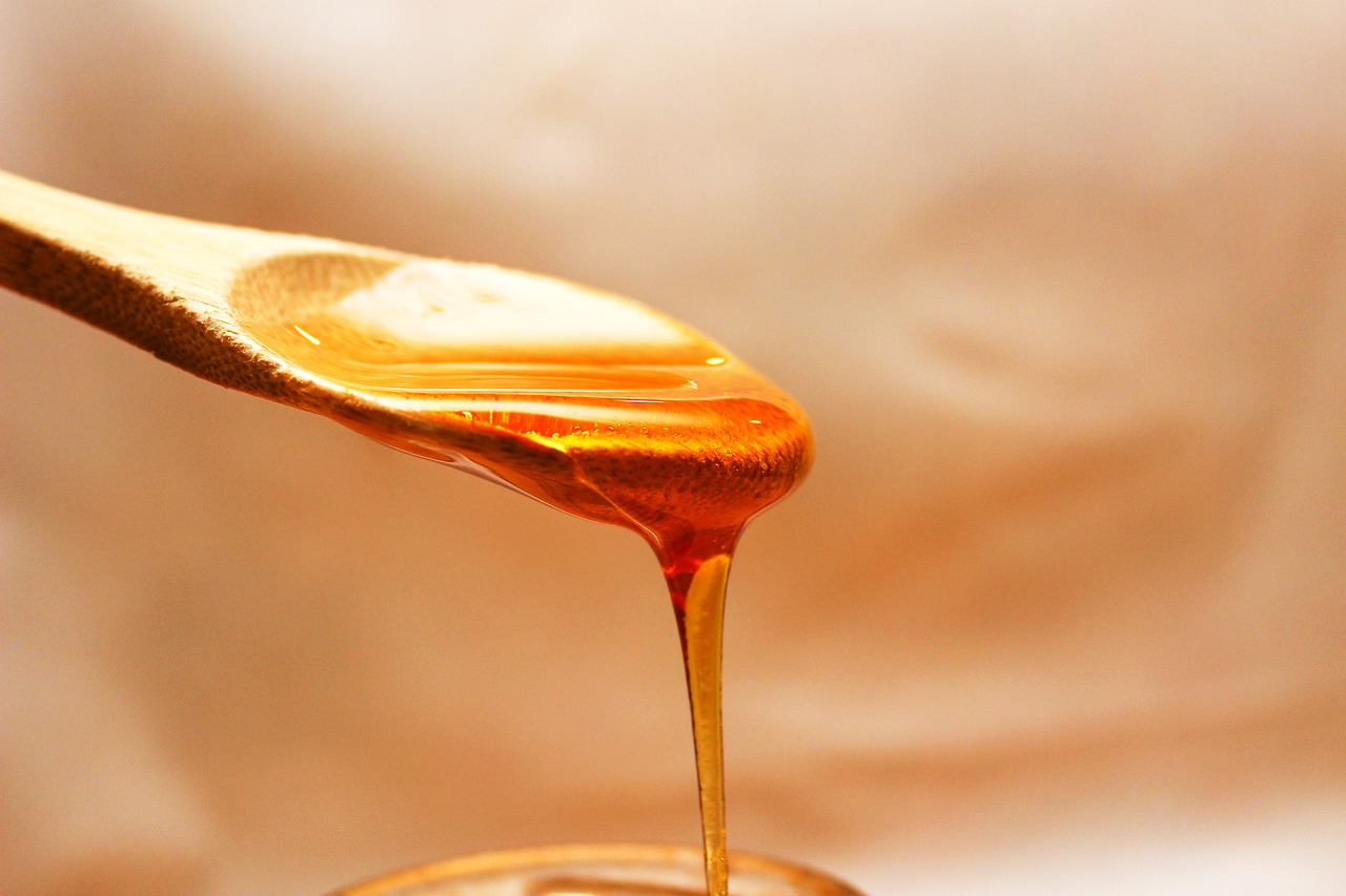 O Mel Possui Propriedades Antibacterianas Naturais Devido à Presença de Enzimas e Baixo Teor de Água